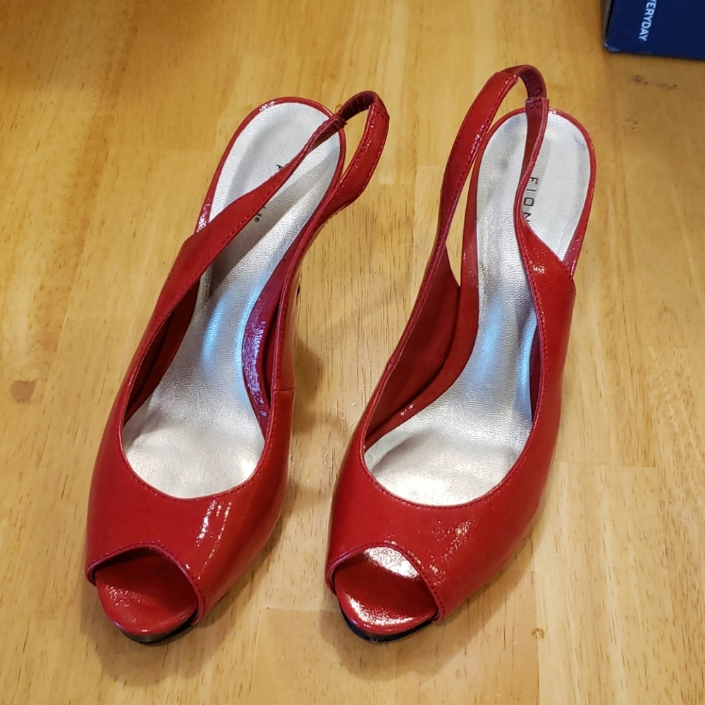 Fioni Red size 6 womens